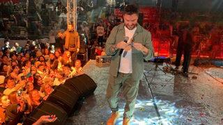 Konserde ‘yoruldum’ diyen Sinan Akçıl'a bakın ne fırlattılar!