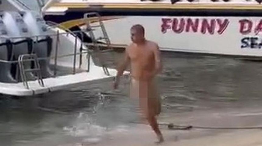 Bir gören bir daha baktı! Turist sahilde çırılçıplak gezerken görüntülendi... Oradan oraya koşuşturdu