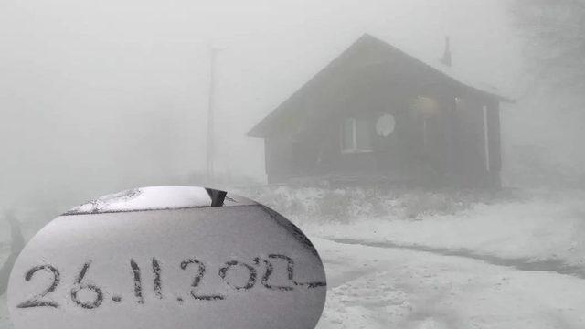 İstanbul'un yanı başı! Kar yağışı etkili oldu, her yer beyaza büründü