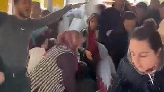 Sosyal medyada gündem oldu! Yüzde 70 indirimi duyan akın etti, izdihama yol açtılar