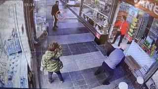 Korku dolu anlar kamerada! Çayı geç getirdi diye...