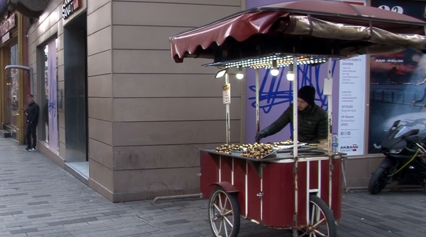 Valilik 'Genel Emir' yayınlamıştı! İstiklal Caddesi’ndeki tezgahlar kaldırıldı
