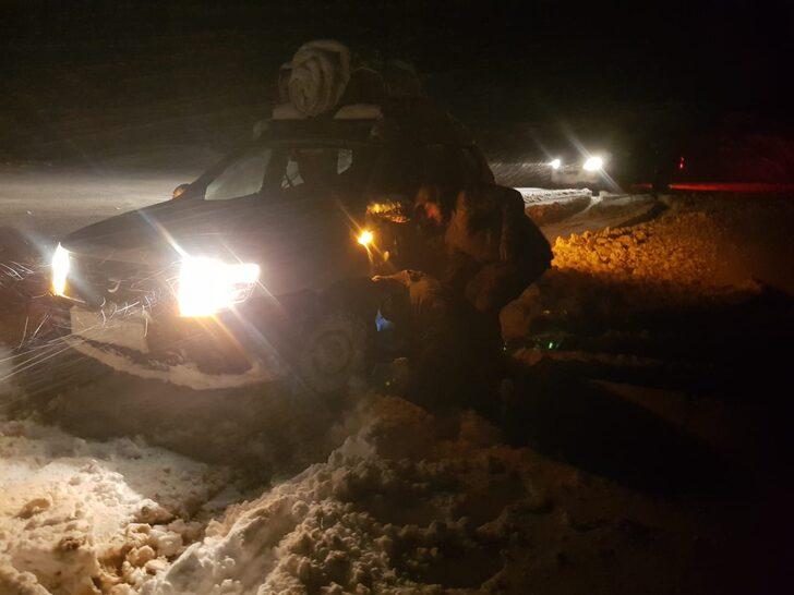 Siirt’te görevden dönerken kar yağışı nedeniyle mahsur kalan güvenlik korucuları kurtarıldı