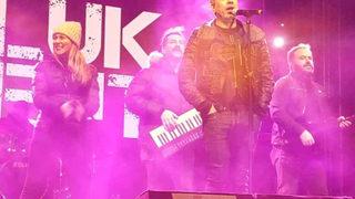 Haluk Levent'in sahnede zor anları! Elleri cebinde devam etmek zorunda kaldı