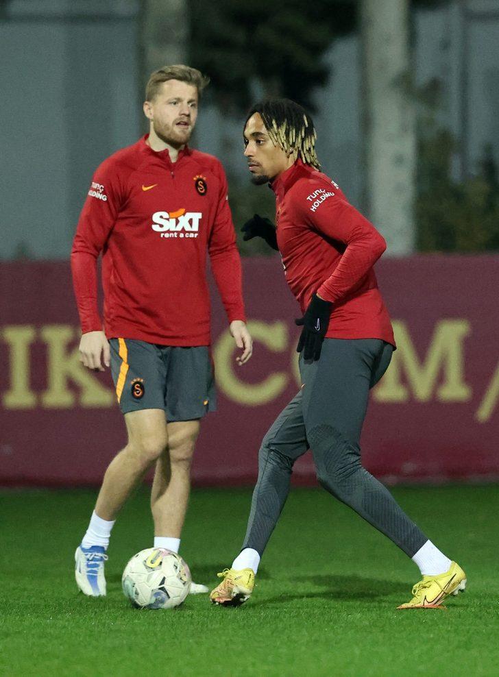 Galatasaray'dan sakatlık şoku! Yıldız isim idmanda sakatlandı, hastaneye götürüldü G1