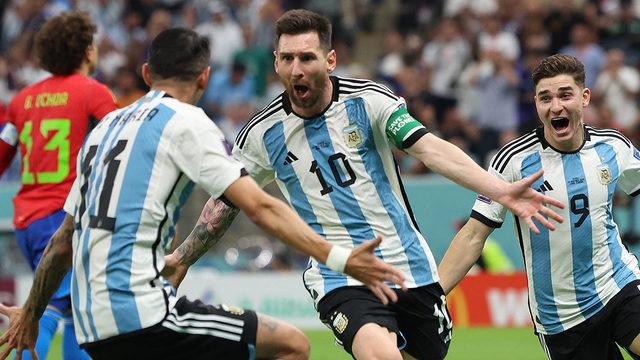 Messi yine yaptı! Arjantin puanla tanıştı