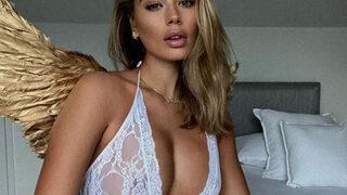 Müstehcen anlarıyla öne çıkan Love Island yarışmacısı Arabella Chi yok gibi bikinisiyle şov yaptı