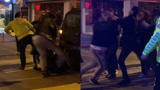 Kazanın ardından ortalık öyle bir karıştı ki... Yaralı ambulanstan inerek kavgaya dahil oldu! Dehşet anları kamerada