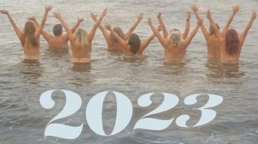 2023 takvimi için çırılçıplak soyundular! Buz gibi havada denize girip poz verdiler