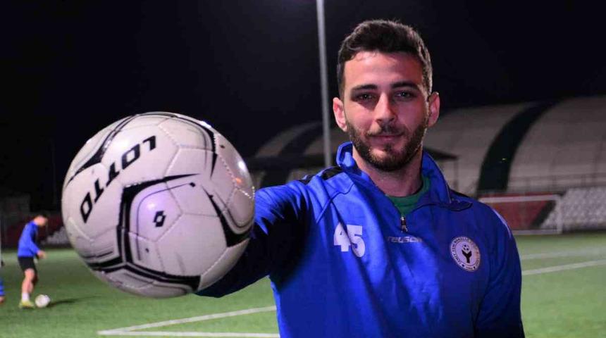 7 gol yedikten sonra kaleciliğe küsüp forvete geçti, golcülüğüyle rakiplere bela oldu