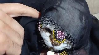 Görenleri gülümseten görüntü! Yazma taktığı kediyi türküler eşliğinde besledi