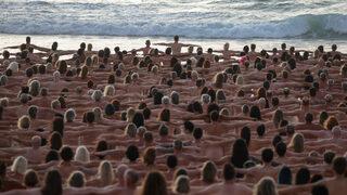 Gündem olan proje! Binlerce insan çırılçıplak soyunup vücutlarını sergiledi