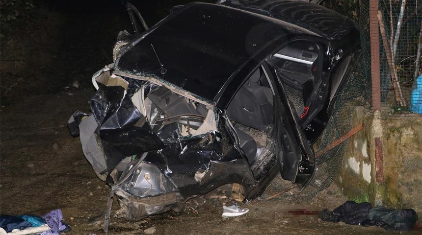 Korkun&ccedil; kaza: 3 metrelik duvardan d&uuml;şt&uuml;ler! Ara&ccedil;tan g&uuml;&ccedil;l&uuml;kle &ccedil;ıkarıldılar ama... 2 &ouml;l&uuml;, 3 ağır yaralı