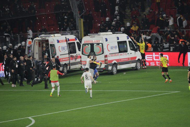 Kalecinin kafasında korner direğinin kırıldığı, yüzüne işaret fişeği isabet eden taraftarın hastanelik olduğu Göztepe - Altay maçı sonrasında flaş karar! Kapatıldı... G4