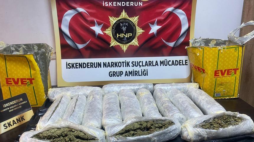 Hatay'da yağ bidonlarına gizlenmiş 6 kilo 850 gram skunk ele geçirildi