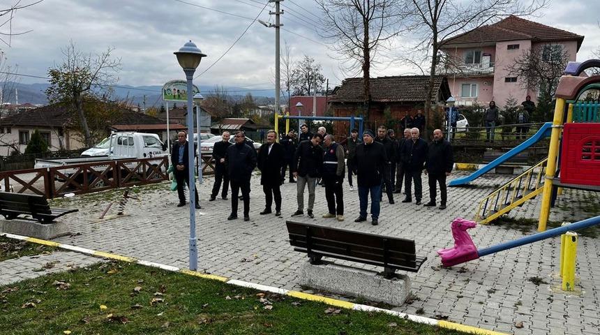 Cumayeri'nde depremde ağır hasar gören yapıların yıkımına başlandı