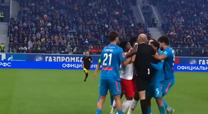 Maç değil, savaş alanı! Zenit - Spartak Moskova maçında büyük kavga çıktı! Hakem de yumruklardan nasibini aldı... G2