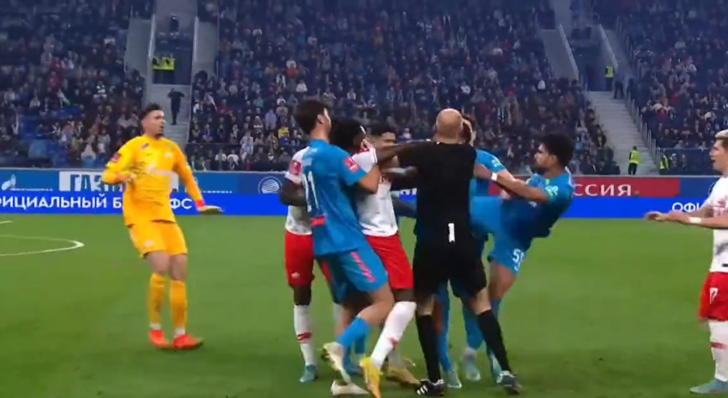 Maç değil, savaş alanı! Zenit - Spartak Moskova maçında büyük kavga çıktı! Hakem de yumruklardan nasibini aldı... G3