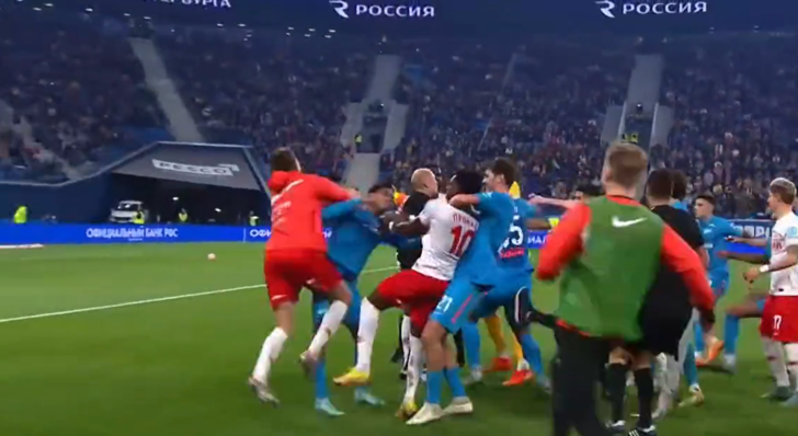 Maç değil, savaş alanı! Zenit - Spartak Moskova maçında büyük kavga çıktı! Hakem de yumruklardan nasibini aldı... G4