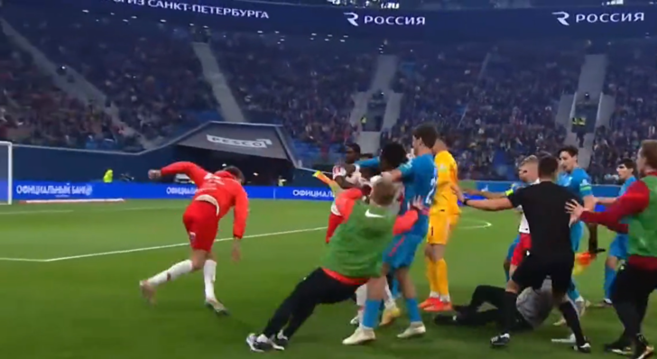 Maç değil, savaş alanı! Zenit - Spartak Moskova maçında büyük kavga çıktı! Hakem de yumruklardan nasibini aldı... G5