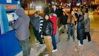 Eskişehir'de zamsız fiyattan su almak isteyenler uzun kuyruklar oluşturdu