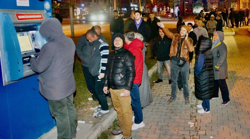 Eskişehir'de zamsız fiyattan su almak isteyenler uzun kuyruklar oluşturdu