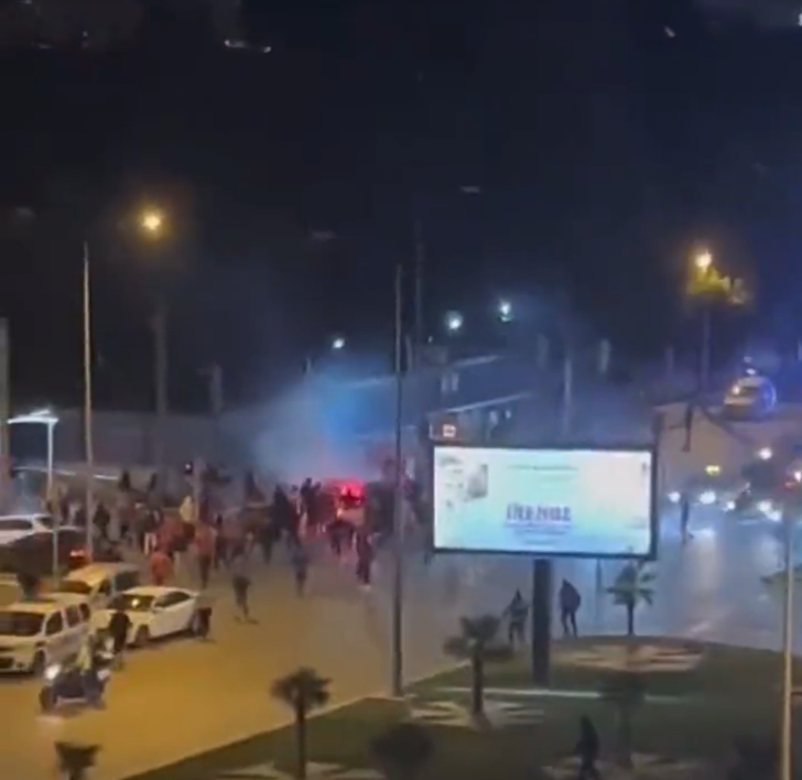 "Adama bıçağı sapladı!" Kalecinin kafasında korner direğinin kırıldığı Göztepe - Altay maçının yankıları sokaklara sıçradı! Taraftarlar dağılmadı, stat dışında herkes birbirine girdi... G4