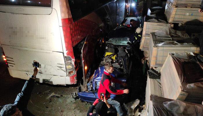 Trafikteki tartışma acı bitti! Hurdaya dönen araçta sıkıştılar