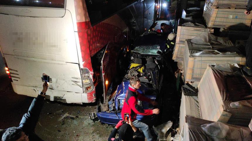 Kocaeli'de trafikte tartışan sürücüler kazaya yol açtı! Hurdaya dönen araçta sıkıştılar: 1'i ağır 5 yaralı