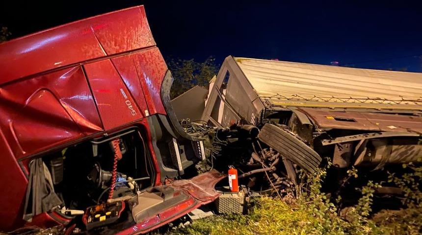 Samsun’da tomruk yüklü tır devrildi: 1 yaralı