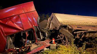 Samsun’da tomruk yüklü tır devrildi: 1 yaralı