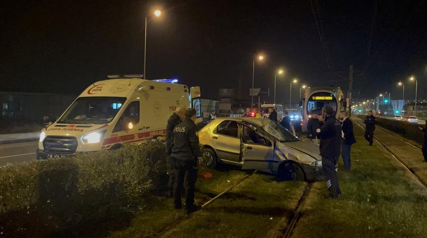 Kayseri'de tramvay yoluna girerek takla atan otomobilin sürücüsü yaralandı