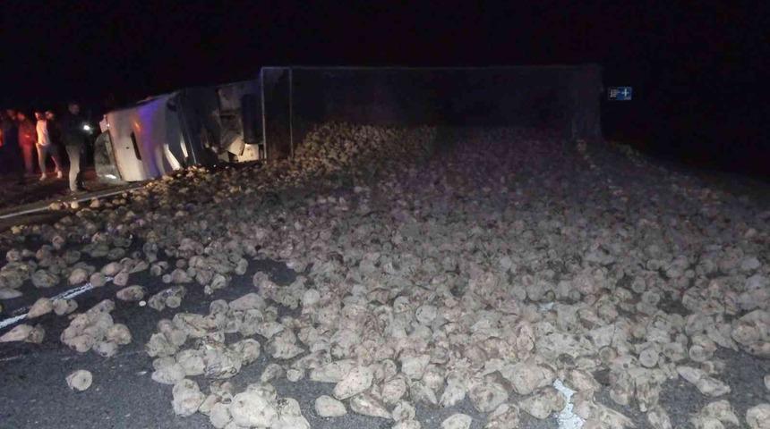 Kontrolden &ccedil;ıkan tır karşı şeride ge&ccedil;ti, facianın eşiğinden d&ouml;n&uuml;ld&uuml;