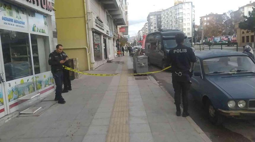 Tartıştığı kişiyi sokak ortasında silahla vurdu