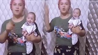 Kameraya gülümseyen bebek şaşkınlık yarattı! Herkes onu konuşuyor, viral oldu