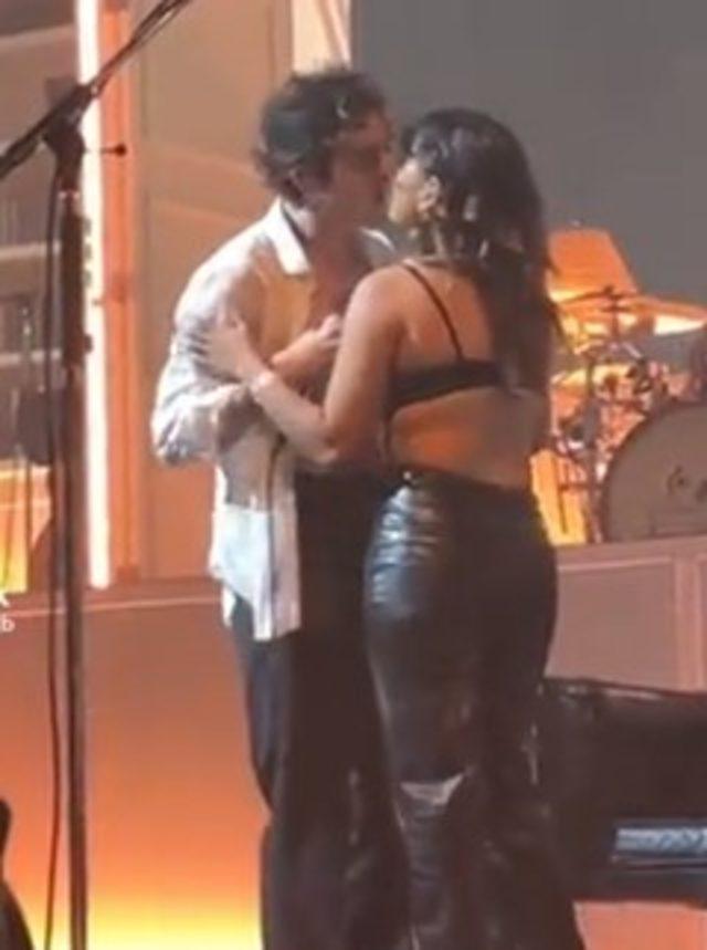 Ünlü şarkıcı sahnede hayranıyla öpüştü! Görenler neye uğradığını şaşırdı