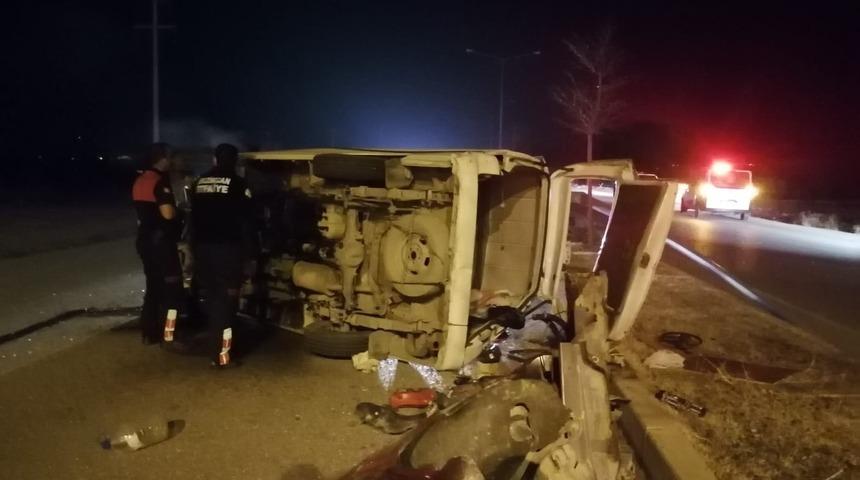 Elektrik direğine çarpan minibüs yan yattı: 4 yaralı