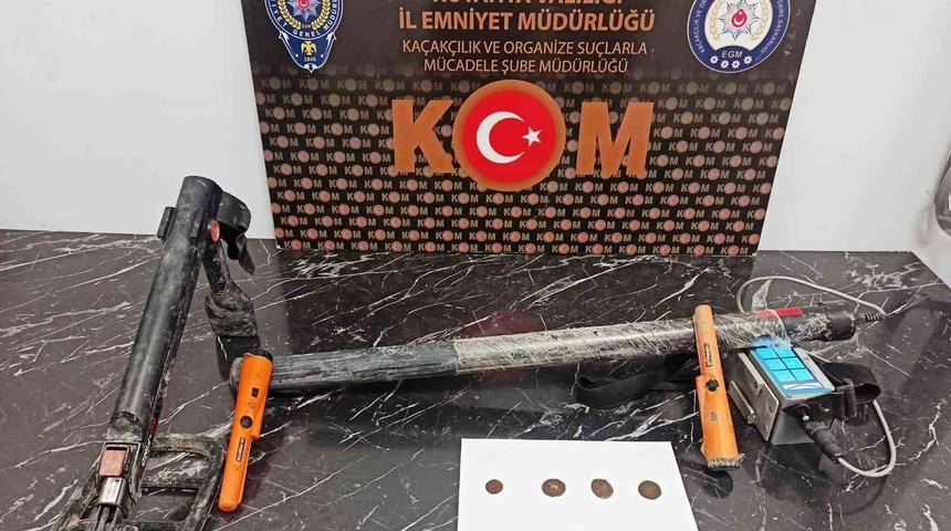 Kütahya’da bir araçta tarihi eser niteliğinde 4 adet sikke ele geçirildi