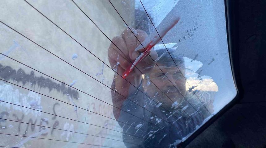 Erzincan’da araç camları buz tuttu