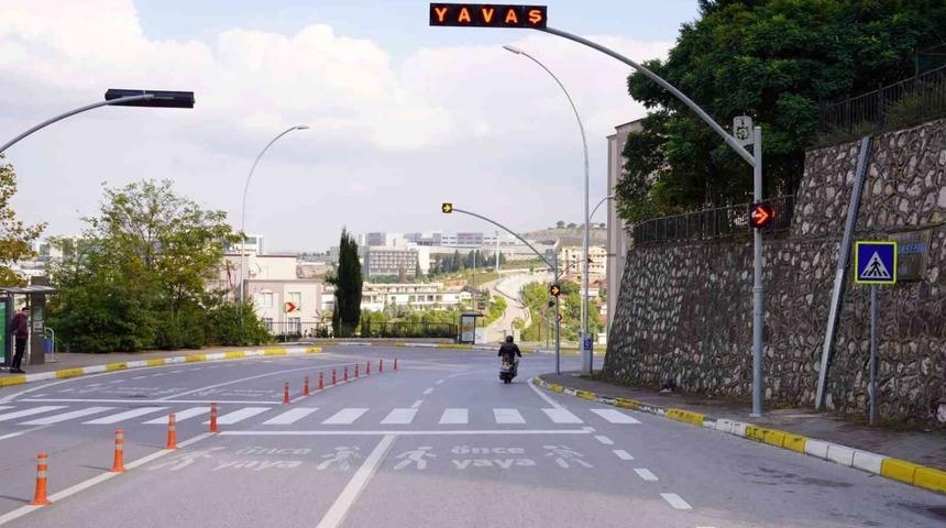 Daha güvenli ulaşım için o caddeye 28 uyarı ikaz flaşörü konuldu