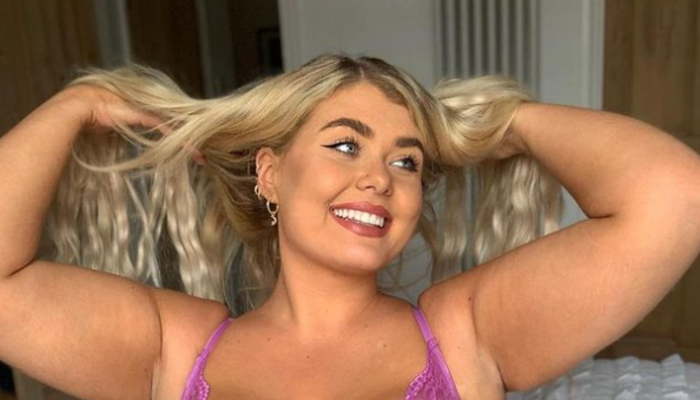 Altına hiçbir şey giymeden paylaştı! Cesur Noel Baba kostümü...