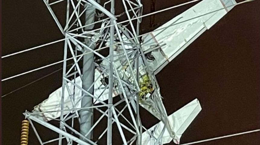 Elektrik direğine çarpan uçak hatlara dolanıp asılı kaldı! Saatlerdir kurtarılmayı bekliyorlar