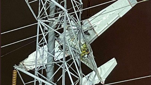 Elektrik direğine çarpan uçak hatlara dolanıp asılı kaldı! Saatlerdir kurtarılmayı bekliyorlar