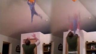 Tavanda asılı kalan balonu almak için çocuğunu havaya fırlattı! “Resmen yılın babası hareketi”