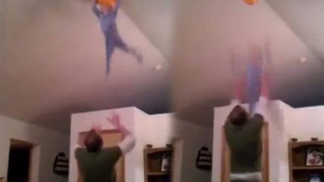 Tavanda asılı kalan balonu almak için çocuğunu havaya fırlattı! “Resmen yılın babası hareketi”