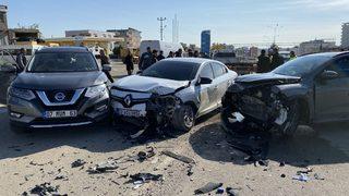 Adıyaman'da üç aracın karıştığı kazada 3 kişi yaralandı