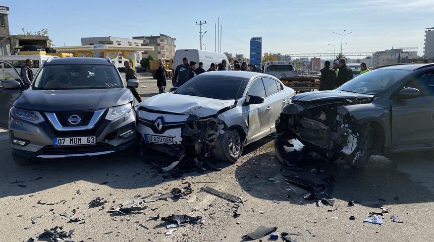 Adıyaman'da üç aracın karıştığı kazada 3 kişi yaralandı