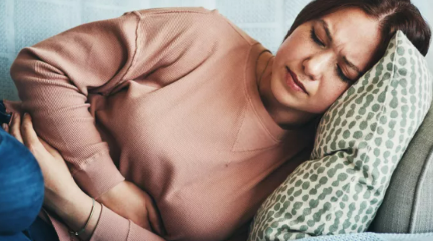 Kadınların d&ouml;rtte biri acılarının ciddiye alınmadığını d&uuml;ş&uuml;n&uuml;yor! Regl ağrıları hakkında bilincin artması gerekiyor