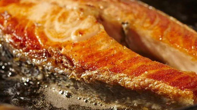 Zuhal Topal'la Yemekteyiz Tavada pratik somon tarifi! Omega 3 deposu tavada somon nasıl yapılır?