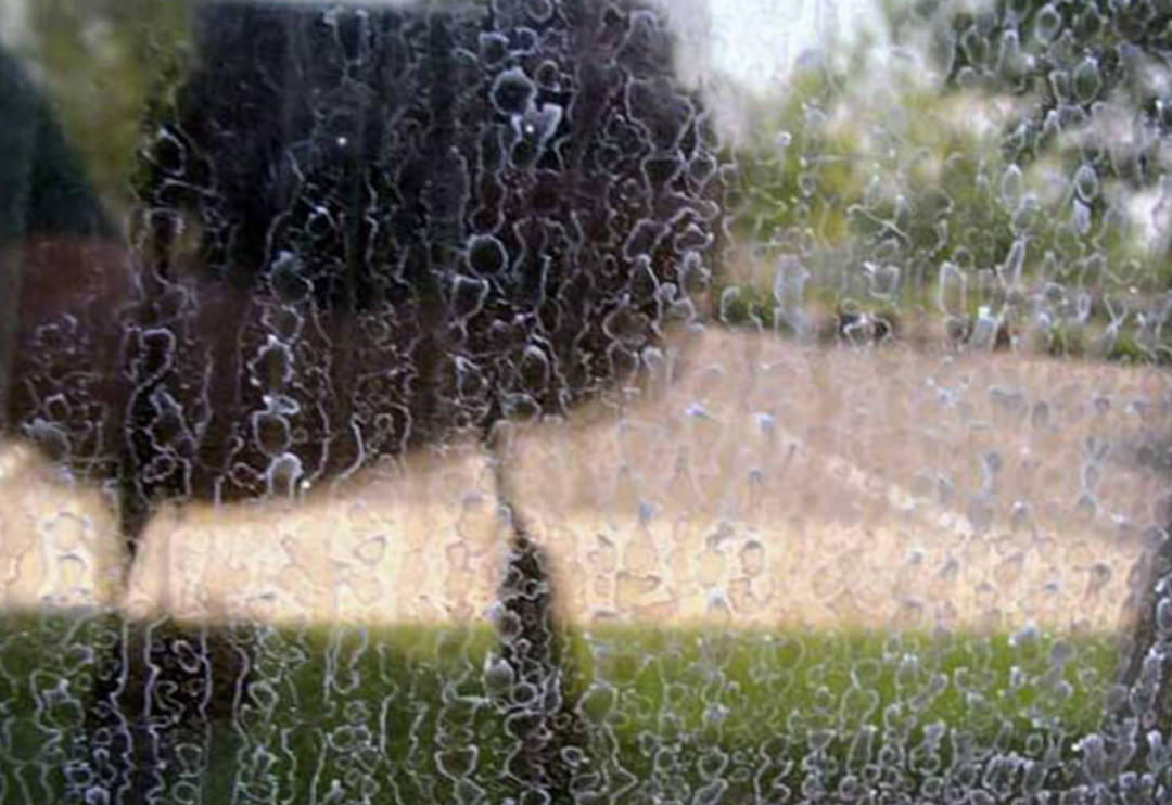 Camda kalan su lekeleriyle vedalaşın! Bu y&ouml;ntem camlarınızı ayna gibi pırıl pırıl yapacak 